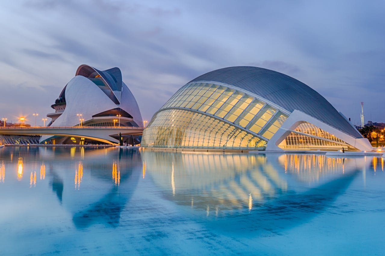 Los mejores destinos para viajar solo en 2025: por España, Europa y el ...